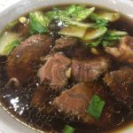 台湾の定番麺料理、牛肉麺（ニューローメン）
